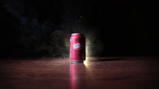 BAKU, AZERBAIJAN - 15 SEPTEMBRE 2019 : Canette de boisson gazeuse Dr Pepper sur fond brumeux foncé avec lumière. Dr Pepper est une boisson gazeuse commercialisée comme ayant une saveur unique . — Video