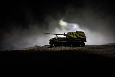 Savaş Konsepti. Askeri siluetler savaş sis gökyüzü arka plan üzerinde sahne mücadele, Geceleri Cloudy Skyline altında zırhlı araç Siluet. Saldırı sahnesi. Tanklar savaşı.