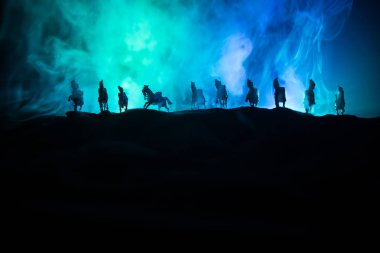 koyu tonda sisli arka plan karşı bir tepenin üstünde at silueti. Yaratıcı kompozisyon.