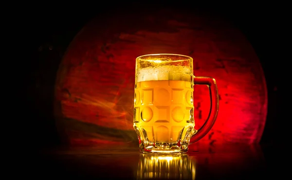 Conceito criativo. copos de cerveja na mesa de madeira no fundo enevoado tonificado escuro . — Fotografia de Stock