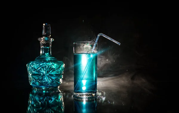 Bicchiere da cocktail spruzzato su sfondo fumé scuro o cocktail colorato in vetro. Intrattenimento da party club. Luce mista . — Foto Stock