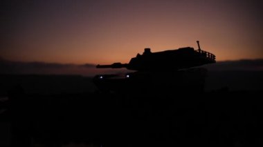 Savaş Konsepti. Savaş sis gökyüzü arka plan üzerinde sahne mücadele Askeri siluetler, Gece Bulutlu Skyline Altında Dünya Savaşı Alman Tankları Siluetler. Saldırı sahnesi. Zırhlı araçlar ve piyadeler.