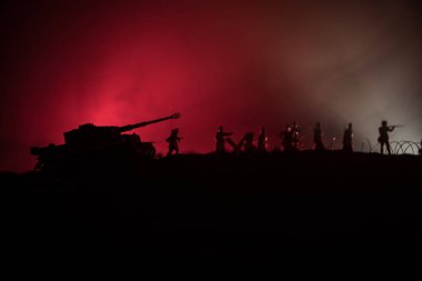 Savaş Konsepti. Savaş sis gökyüzü arka plan üzerinde sahne mücadele Askeri siluetler, Gece Bulutlu Skyline Altında Dünya Savaşı Alman Tankları Siluetler. Saldırı sahnesi. Zırhlı araçlar ve piyadeler.