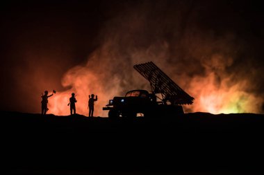 Ateş bulutlarıyla roket fırlatma. Gece Kasvetli Gökyüzü hedefleyen Warhead ile roket Füzeler ile Savaş sahnesi. Savaş Arka Plan Sovyet roketatar.