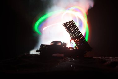 Ateş bulutlarıyla roket fırlatma. Gece Kasvetli Gökyüzü hedefleyen Warhead ile roket Füzeler ile Savaş sahnesi. Savaş Arka Plan Sovyet roketatar.