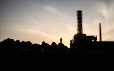 Yaratıcı sanat dekorasyonu. Geceleri Çernobil nükleer santrali. Nükleer reaktör patlamasından sonra terk edilmiş Çernobil istasyonunun düzeni.