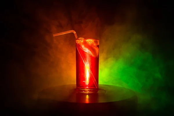 Kokteyl cam koyu tonda dumanlı arka plan veya cam renkli kokteyl sıçrayan. Parti kulübü eğlencesi. Karışık ışık. — Stok fotoğraf