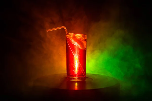 Cocktail glas spetteren op donkere toned rokerige achtergrond of kleurrijke cocktail in glas. Party Club entertainment. Gemengd licht. — Stockfoto