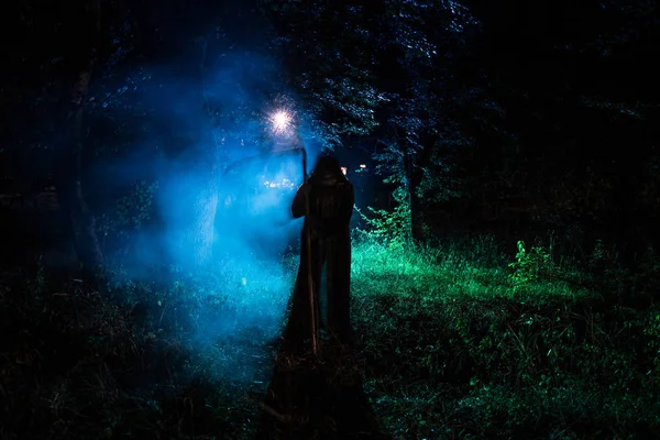 Śmierć z kosą w ciemnym lesie mglisty. Kobieta horror Duch trzyma Reaper w lesie — Zdjęcie stockowe