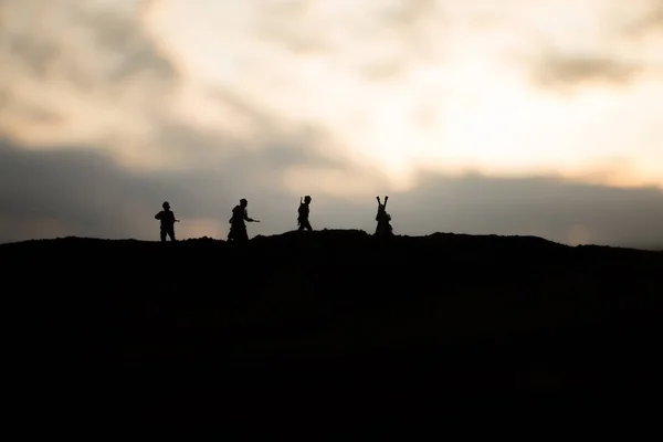 Háborús koncepció. Kreatív kompozíció. Sziluettje a német tábornok a sivatagban. Hadsereg parancsnokok figyelte, hogy a csata. — Stock Fotó