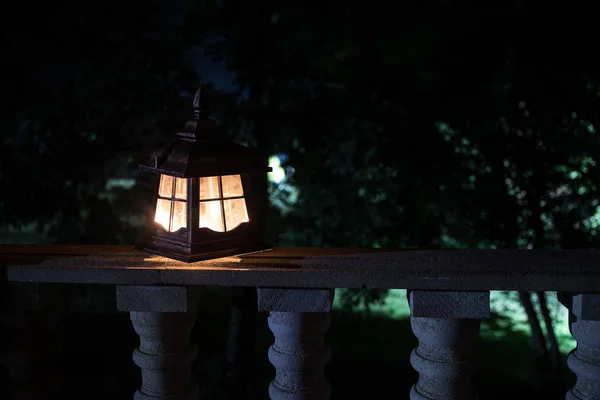 Latarnia w stylu retro w nocy. Piękne kolorowe podświetlane lampy na balkonie w ogrodzie. — Zdjęcie stockowe