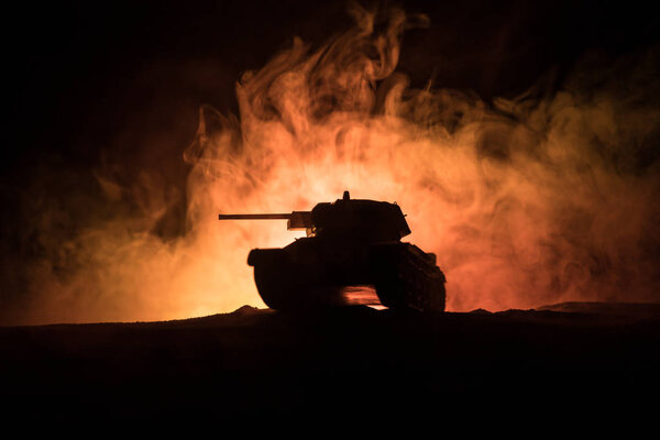 Концепция войны. Военные силуэты боевой сцены на фоне тумана войны, силуэт бронированного автомобиля под облачным горизонтом ночью. Сцена нападения. Танки
.