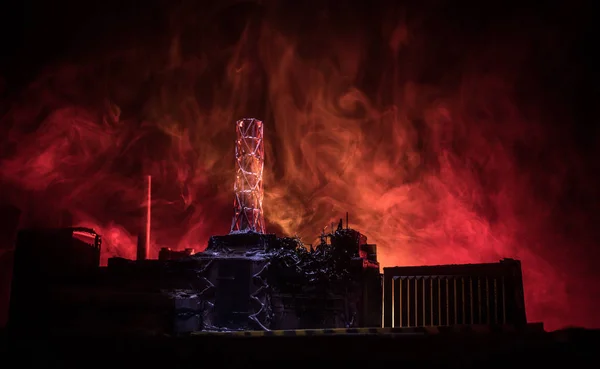 Kreatywna dekoracja grafiki. Elektrowni jądrowej w Czarnobylu w nocy. Układ opuszczonej elektrowni w Czarnobylu po wybuchu reaktora jądrowego. — Zdjęcie stockowe