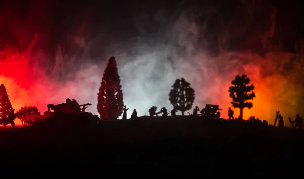 Háborús koncepció. Katonai sziluettek harcok jelenet a háború köd ég a háttérben, világháború német tankok sziluettek alatt felhős Skyline éjjel. Támadás jelenet. Páncélozott járművek és gyalogság. — Stock Fotó