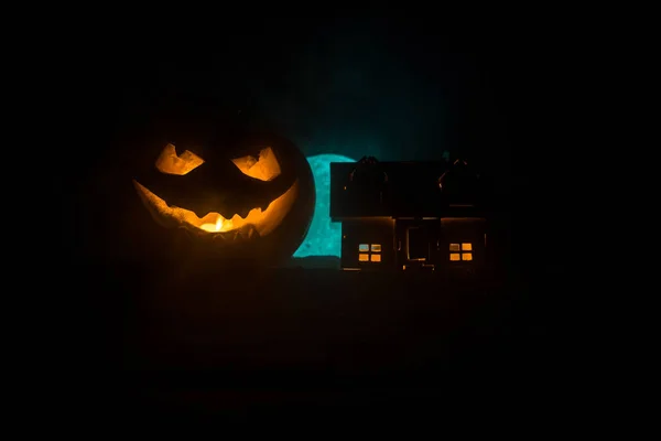 Horror vista de la calabaza de Halloween con cara sonriente de miedo. Linterna de gato de cabeza con edificio espeluznante — Foto de Stock