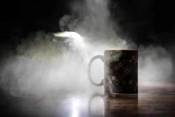 어두운 색조의 배경에 연기가 나는 커피 (또는 차)의 아름다운 동양 스타일의 질감 세라믹 컵. — 스톡 사진