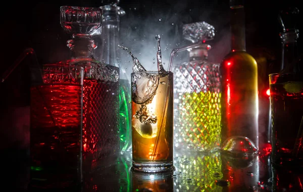 Samling av färgglada bilder med citron på bar; uppsättning av alkohol mini cocktail skyttar med lime; — Stockfoto