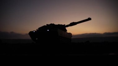 Savaş Konsepti. Savaş sis gökyüzü arka plan üzerinde sahne mücadele Askeri siluetler, Gece Bulutlu Skyline Altında Dünya Savaşı Alman Tankları Siluetler. Saldırı sahnesi. Zırhlı araçlar ve piyadeler.