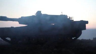 Savaş Konsepti. Savaş sis gökyüzü arka plan üzerinde sahne mücadele Askeri siluetler, Gece Bulutlu Skyline Altında Dünya Savaşı Alman Tankları Siluetler. Saldırı sahnesi. Zırhlı araçlar ve piyadeler.