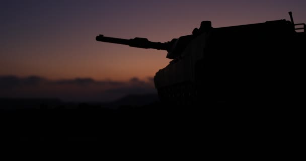 Concept de guerre. Silhouettes militaires scène de combat sur fond de brouillard de guerre ciel, Réservoirs allemands de la guerre mondiale Silhouettes ci-dessous ciel nuageux La nuit. Scène d'attaque. Véhicules blindés et infanterie . — Video