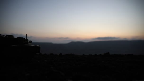 Concepto de guerra. Siluetas militares que luchan escena en el fondo del cielo niebla de guerra, Guerra Mundial tanques alemanes siluetas debajo del horizonte nublado Por la noche. Escena de ataque. Vehículos blindados e infantería . — Vídeo de stock