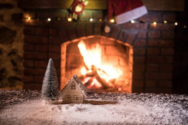 Noel oda iç tasarım, Xmas ağacı ışıkları hediye tarafından dekore hediye oyuncak, mumlar ve Garland kapalı şömine aydınlatma