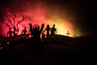 Zombi mezarlığı ölü ağaçlar, moon, kilise ve ürkütücü bulutlu gökyüzü sis, korku Halloween kavramı ile korkunç görünümü. Tonda