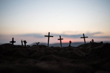 Bazı zombiler üzerinde günbatımında dolaşan mezarlığı siluet. Seçici odak