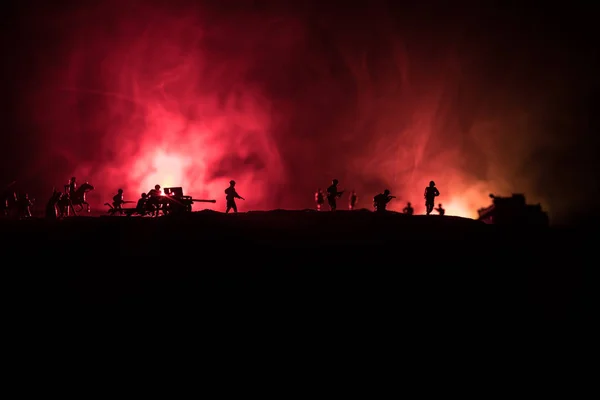 Concepto de guerra. Siluetas militares que luchan escena en el fondo del cielo niebla de guerra, Guerra Mundial tanques alemanes siluetas debajo del horizonte nublado Por la noche. Escena de ataque. Vehículos blindados e infantería . — Foto de Stock