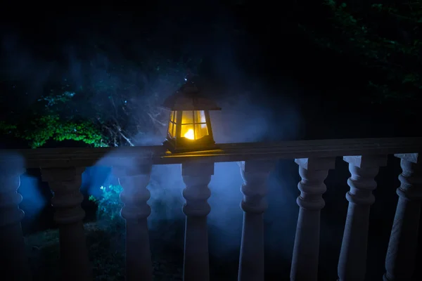 Lucerna v noci. Krásná barevná osvětlená lampa na balkóně v zahradě. — Stock fotografie