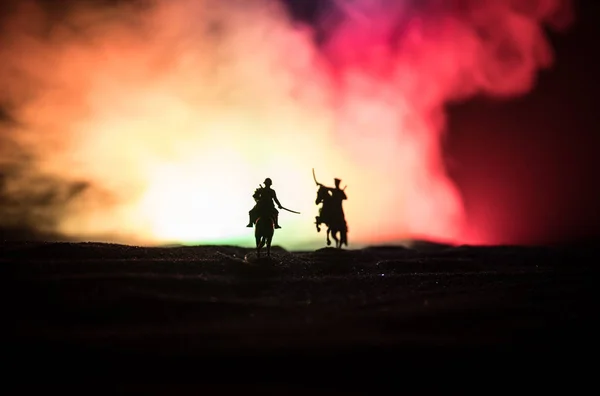 Офицер Мировой Войны (или воин) всадник на коне с мечом, готовым к бою, и солдаты на темном туманном фоне. Поле битвы бойцов . — стоковое фото