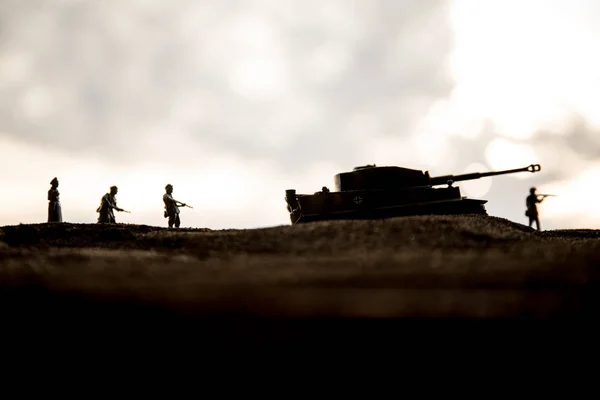 Conceito de Guerra. silhuetas militares cena de luta no fundo do céu nevoeiro guerra, tanques alemães da guerra mundial silhuetas abaixo do céu nublado à noite. Cena de ataque . — Fotografia de Stock