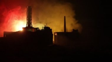 Savaş Konsepti. Savaş sis gökyüzü arka plan üzerinde sahne mücadele Askeri siluetler, Gece Bulutlu Skyline Altında Dünya Savaşı Alman Tankları Siluetler. Saldırı sahnesi. Zırhlı araçlar ve piyadeler.