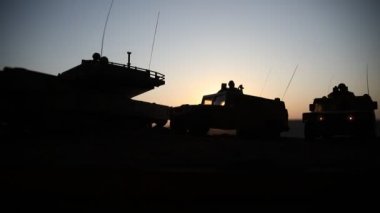 Savaş Konsepti. Savaş sis gökyüzü arka plan üzerinde sahne mücadele Askeri siluetler, Gece Bulutlu Skyline Altında Dünya Savaşı Alman Tankları Siluetler. Saldırı sahnesi. Zırhlı araçlar ve piyadeler.