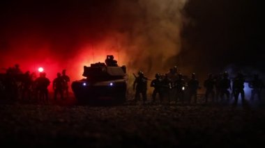 Savaş Konsepti. Savaş sis gökyüzü arka plan üzerinde sahne mücadele Askeri siluetler, Gece Bulutlu Skyline Altında Dünya Savaşı Alman Tankları Siluetler. Saldırı sahnesi. Zırhlı araçlar ve piyadeler.