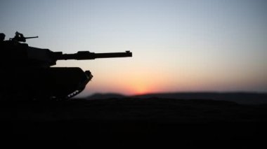 Savaş Konsepti. Savaş sis gökyüzü arka plan üzerinde sahne mücadele Askeri siluetler, Gece Bulutlu Skyline Altında Dünya Savaşı Alman Tankları Siluetler. Saldırı sahnesi. Zırhlı araçlar ve piyadeler.