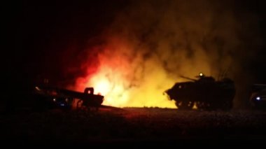 Savaş Konsepti. Savaş sis gökyüzü arka plan üzerinde sahne mücadele Askeri siluetler, Gece Bulutlu Skyline Altında Dünya Savaşı Alman Tankları Siluetler. Saldırı sahnesi. Zırhlı araçlar ve piyadeler.