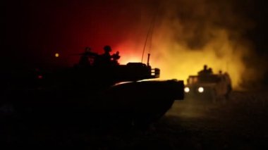 Savaş Konsepti. Savaş sis gökyüzü arka plan üzerinde sahne mücadele Askeri siluetler, Gece Bulutlu Skyline Altında Dünya Savaşı Alman Tankları Siluetler. Saldırı sahnesi. Zırhlı araçlar ve piyadeler.