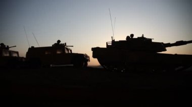 Savaş Konsepti. Savaş sis gökyüzü arka plan üzerinde sahne mücadele Askeri siluetler, Gece Bulutlu Skyline Altında Dünya Savaşı Alman Tankları Siluetler. Saldırı sahnesi. Zırhlı araçlar ve piyadeler.