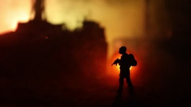 Savaş Konsepti. Savaş sis gökyüzü arka plan üzerinde sahne mücadele Askeri siluetler, Gece Bulutlu Skyline Altında Dünya Savaşı Alman Tankları Siluetler. Saldırı sahnesi. Zırhlı araçlar ve piyadeler.