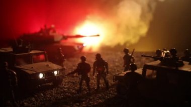 Savaş Konsepti. Savaş sis gökyüzü arka plan üzerinde sahne mücadele Askeri siluetler, Gece Bulutlu Skyline Altında Dünya Savaşı Alman Tankları Siluetler. Saldırı sahnesi. Zırhlı araçlar ve piyadeler.
