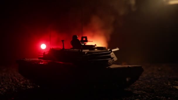 Concept de guerre. Silhouettes militaires scène de combat sur fond de brouillard de guerre ciel, Réservoirs allemands de la guerre mondiale Silhouettes ci-dessous ciel nuageux La nuit. Scène d'attaque. Véhicules blindés et infanterie . — Video