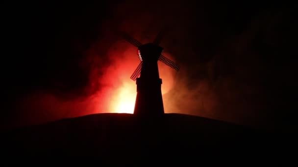 Traditionelle Holländische Windmühle Auf Einem Hügel Während Eines Sommerlichen Sonnenuntergangs — Stockvideo