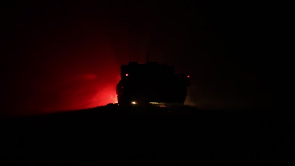 Concept de guerre. Silhouettes militaires scène de combat sur fond de brouillard de guerre ciel, Réservoirs allemands de la guerre mondiale Silhouettes ci-dessous ciel nuageux La nuit. Scène d'attaque. Véhicules blindés et infanterie . — Video