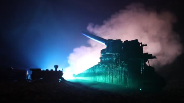 Conceito de Guerra. silhuetas militares cena de luta no fundo do céu nevoeiro guerra, tanques alemães da guerra mundial silhuetas abaixo do céu nublado à noite. Cena de ataque. Veículos blindados e infantaria . — Vídeo de Stock