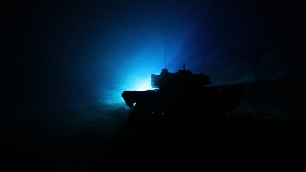 Concetto di guerra. Silhouette militari scena di combattimento su sfondo cielo nebbia di guerra, Serbatoi tedeschi della guerra mondiale Silhouettes Below Cloudy Skyline Di notte. Scena dell'attacco. Veicoli blindati e fanteria . — Video Stock