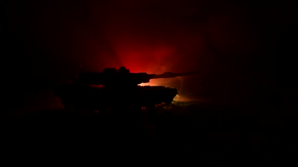 War concept. Militaire silhouetten vechten scène op oorlog mist hemel achtergrond, Wereldoorlog Duitse tanks silhouetten onder bewolkte skyline 's nachts. Aanvals scène. Gepantserde voertuigen en infanterie. — Stockvideo