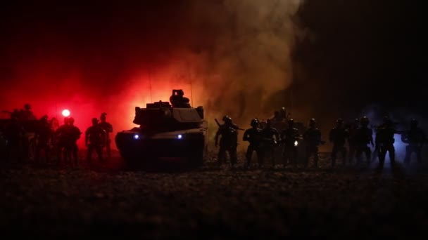 Πολεμική ιδέα. Στρατιωτικές σιλουέτες αγωνίζονται σκηνή στον πόλεμο ομίχλη ουρανό φόντο, παγκόσμιος πόλεμος Γερμανικά άρματα φιγούρες κάτω από συννεφιασμένο ορίζοντα τη νύχτα. Σκηνή επίθεσης. Τεθωρακισμένα οχήματα και πεζικό. — Αρχείο Βίντεο