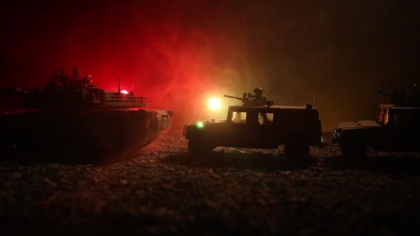 Concetto di guerra. Silhouette militari scena di combattimento su sfondo cielo nebbia di guerra, Serbatoi tedeschi della guerra mondiale Silhouettes Below Cloudy Skyline Di notte. Scena dell'attacco. Veicoli blindati e fanteria . — Video Stock