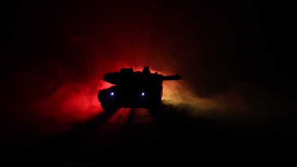 War concept. Militaire silhouetten vechten scène op oorlog mist hemel achtergrond, Wereldoorlog Duitse tanks silhouetten onder bewolkte skyline 's nachts. Aanvals scène. Gepantserde voertuigen en infanterie. — Stockvideo